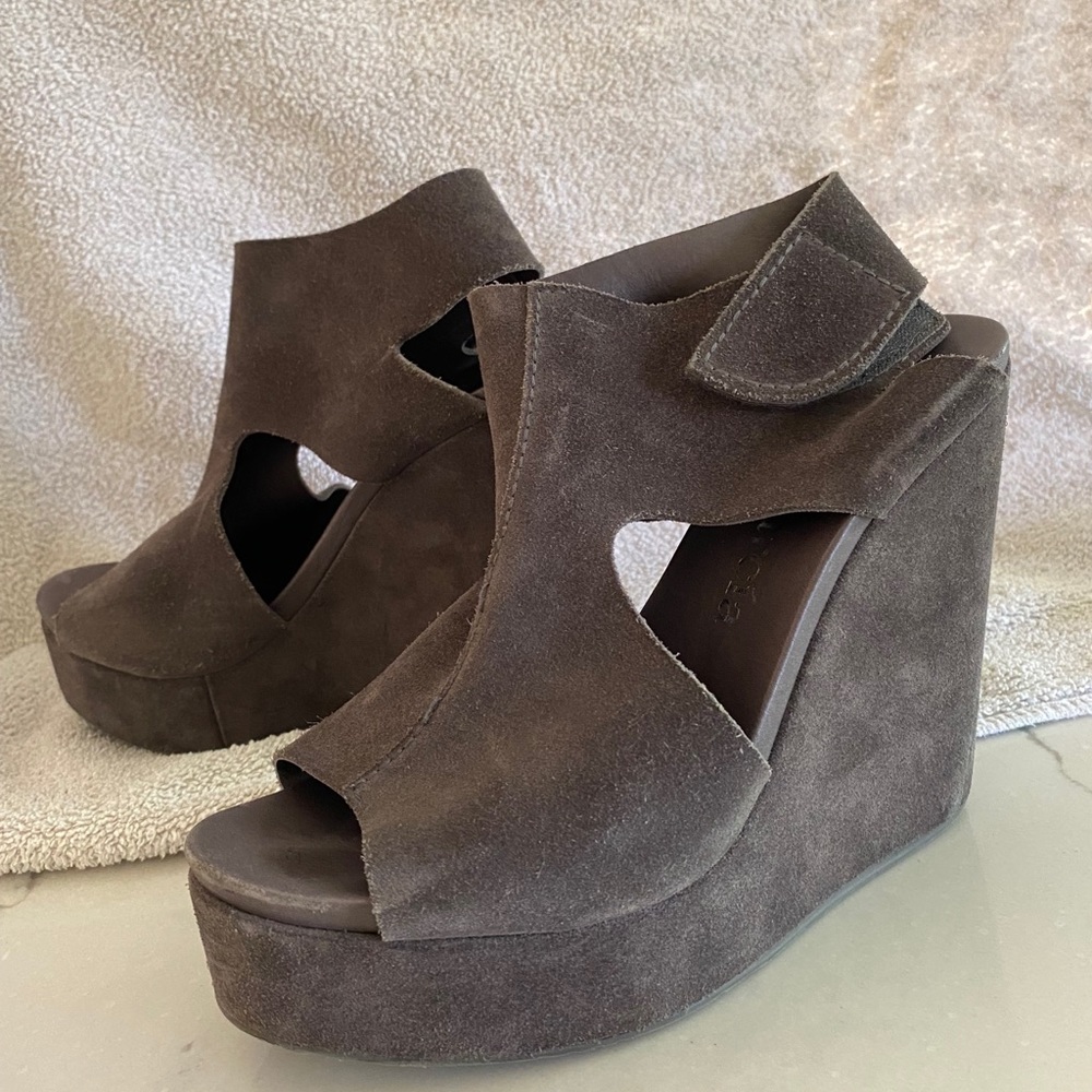 Pedro García Gray Wedge